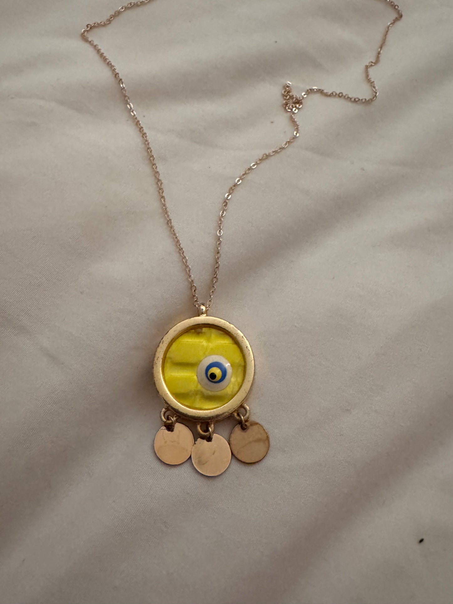 Eye pendant with chain