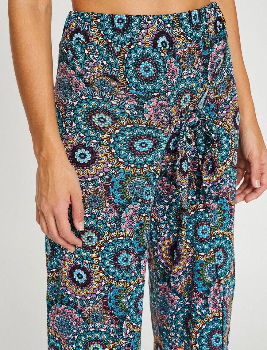 Normal Waist, Relaxed Cut, Slit Detailed pants