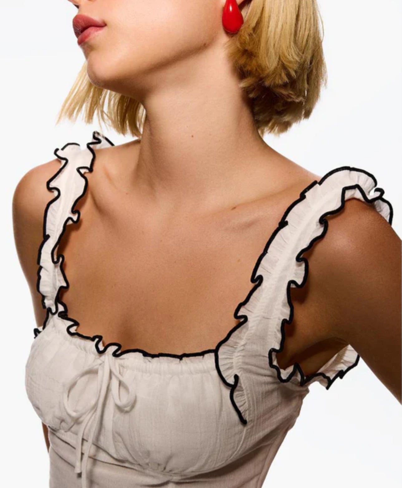 Trim top in white and black