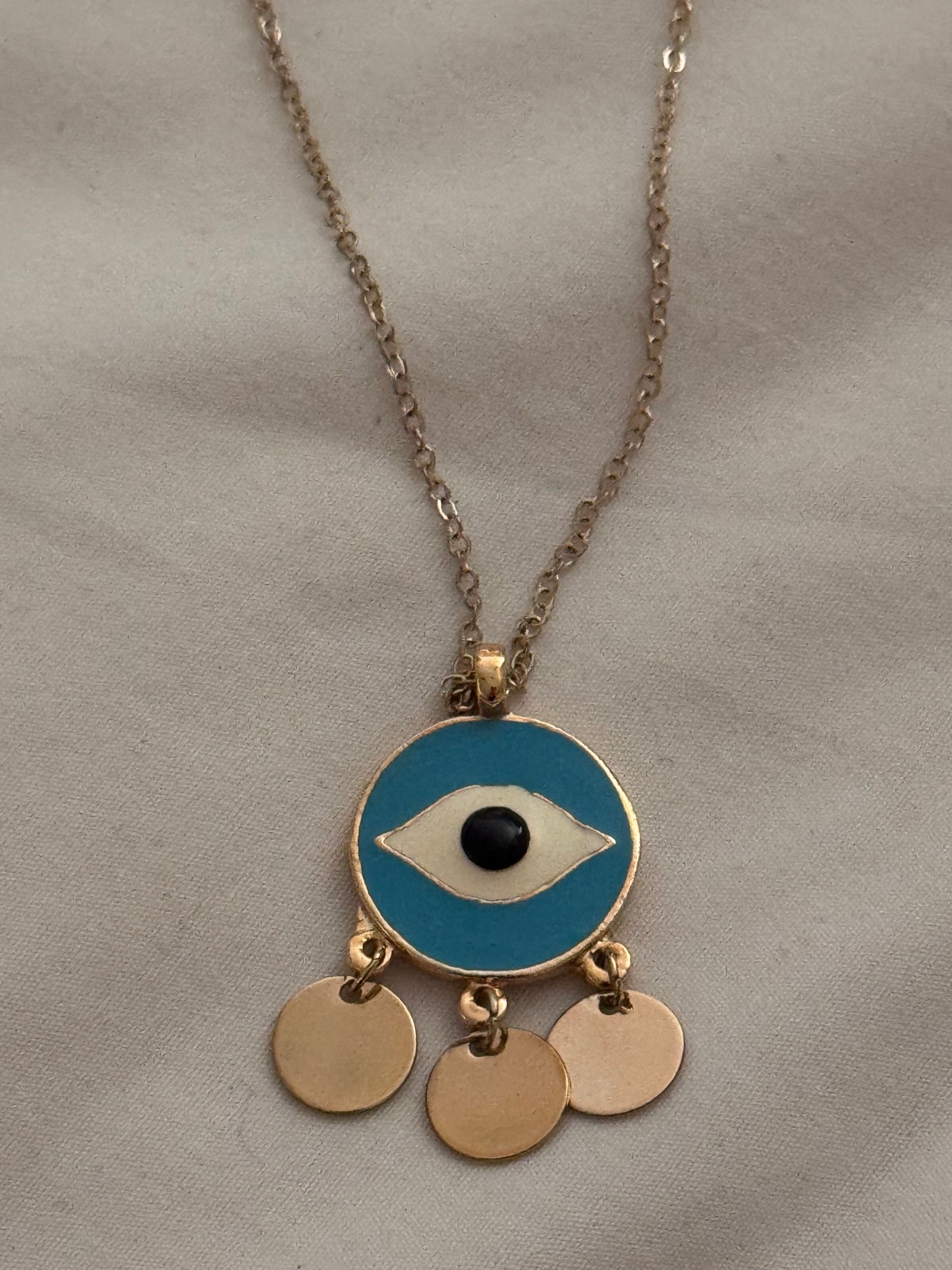 Eye pendant with chain