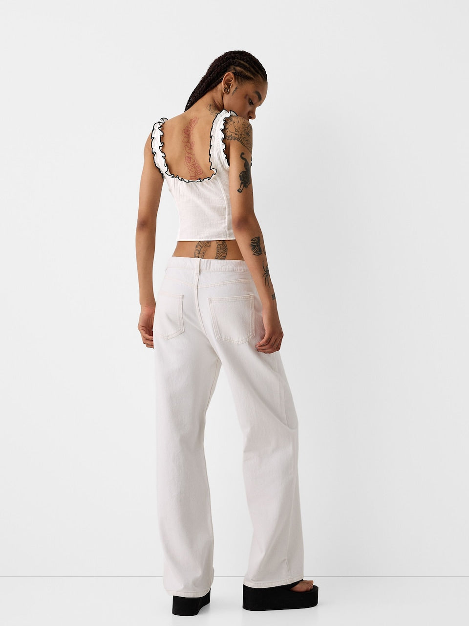 Trim top in white and black